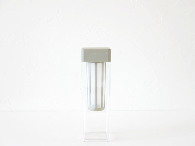 サラサデザインのプラスチック製シリンダー型ウォータージャグ、水出しフィルター付き1.2リットル容量