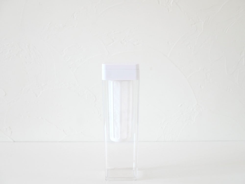 サラサデザインの透明なシリンダー型ウォータージャグに蓋と水出しフィルターが付属