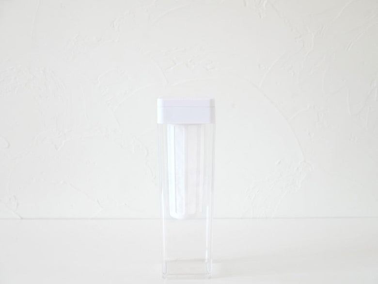 サラサデザインの透明なシリンダー型ウォータージャグに蓋と水出しフィルターが付属