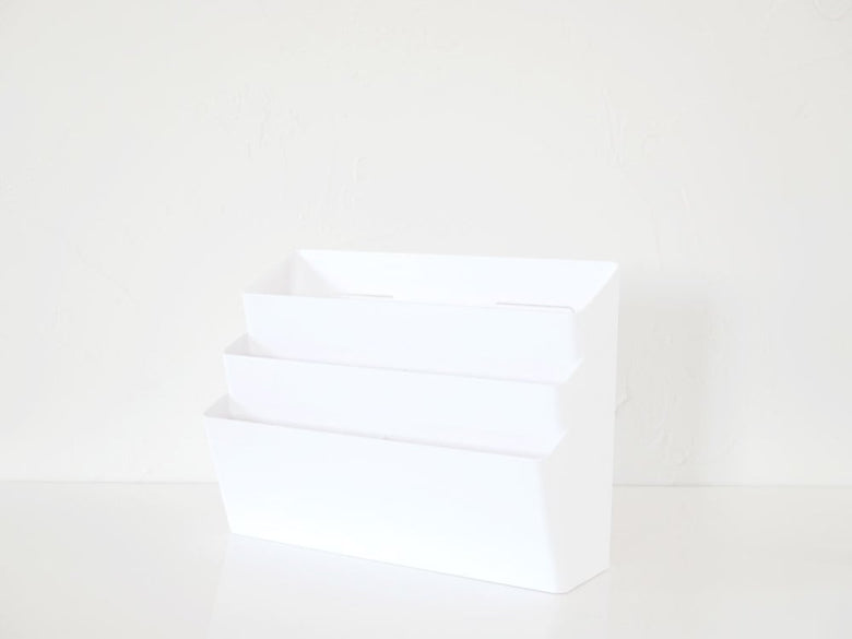 冷蔵庫に取り付けられた3段マグネット収納ポケット