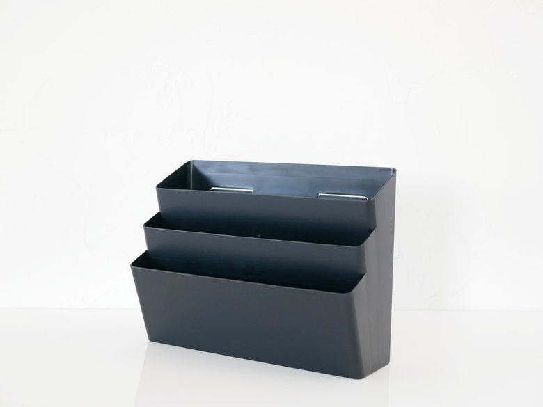 冷蔵庫横に取り付けた3段マグネット収納ポケット