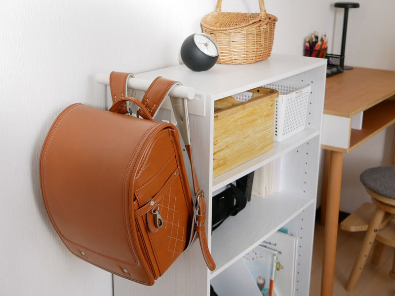 カラーボックス横に設置されたランドセル＆リュックハンガー