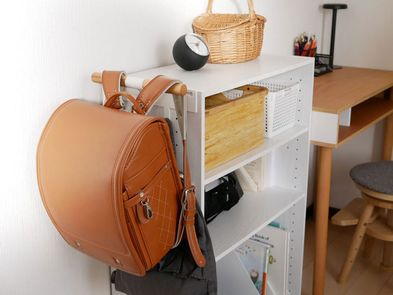 カラーボックスに取り付けられたランドセルとリュックハンガー