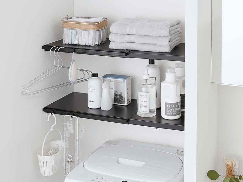 浴室に設置されたYAMAZAKIタワー伸縮棚と収納ボトル