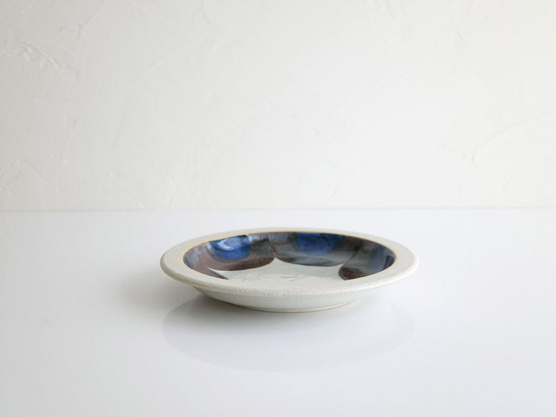 白い陶器のプレート、シンプルなデザイン