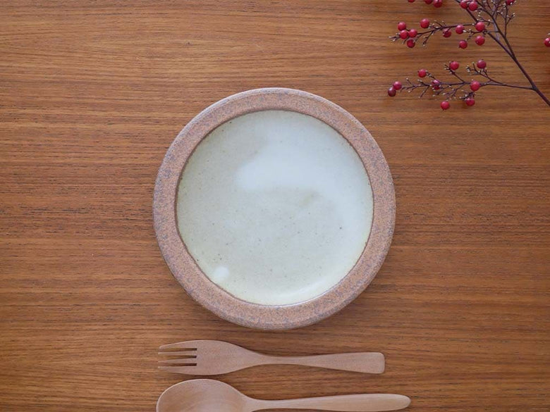 白い陶器のプレートとスプーン、ボウル