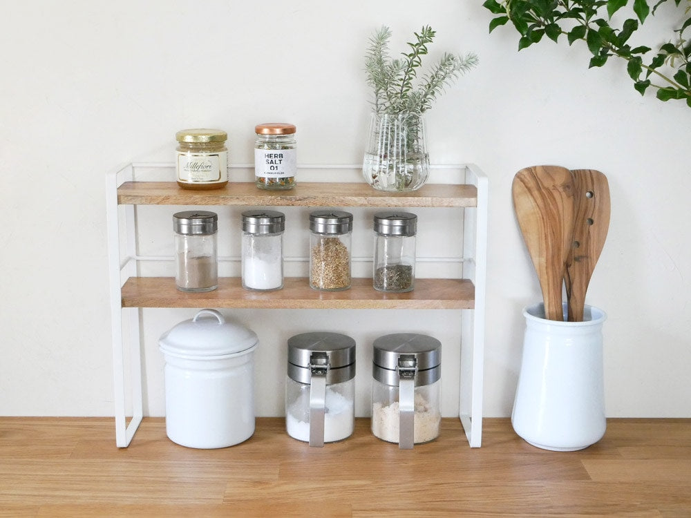 POSH LIVINGマルチラックに食器や瓶が並ぶキッチン