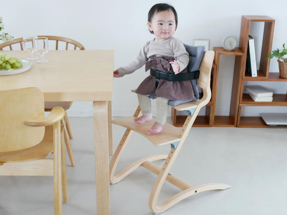 Leander製木製セーフティーバー付き椅子の画像