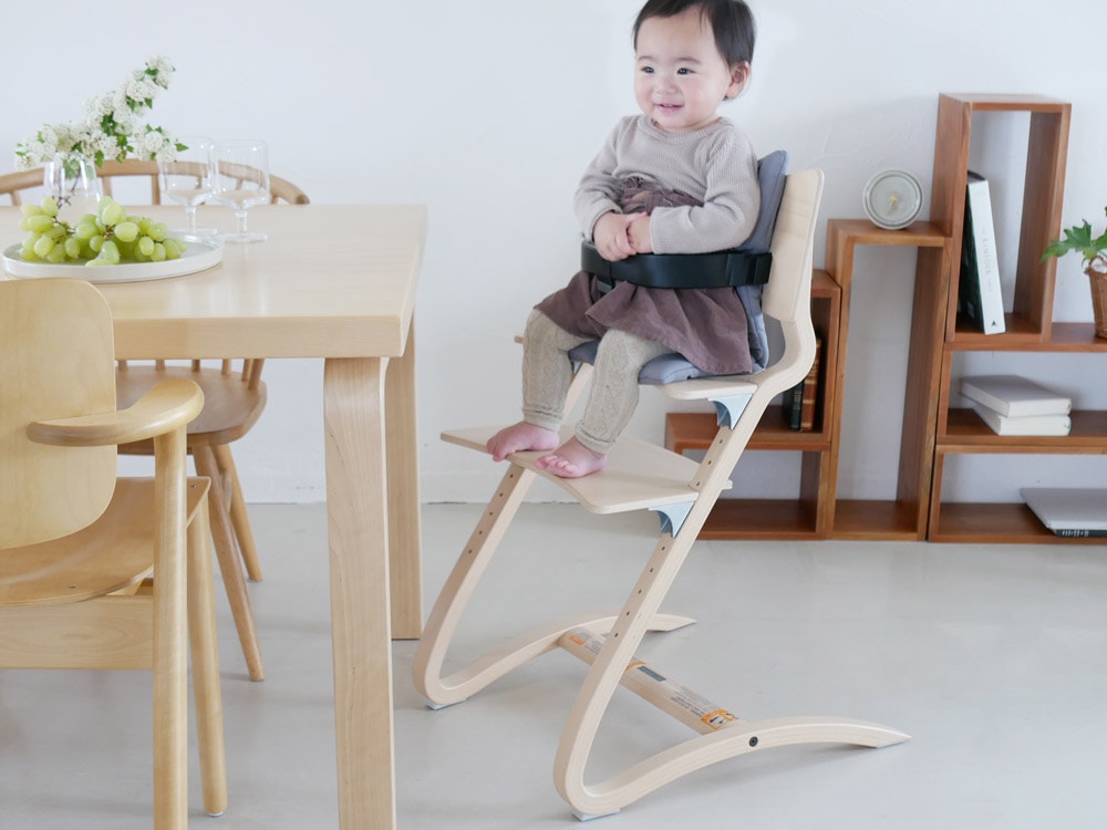 リエンダーの木製セーフティーバー付き子供用椅子