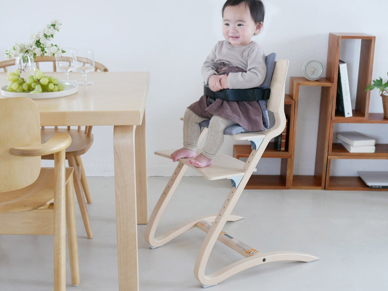 リエンダーの木製セーフティーバー付き子供用椅子