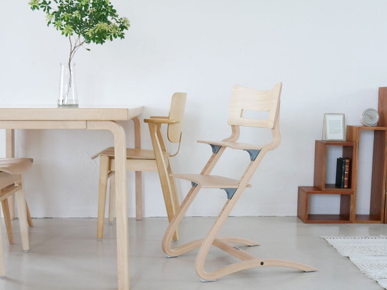 木製椅子に置かれたLeanderのクッション