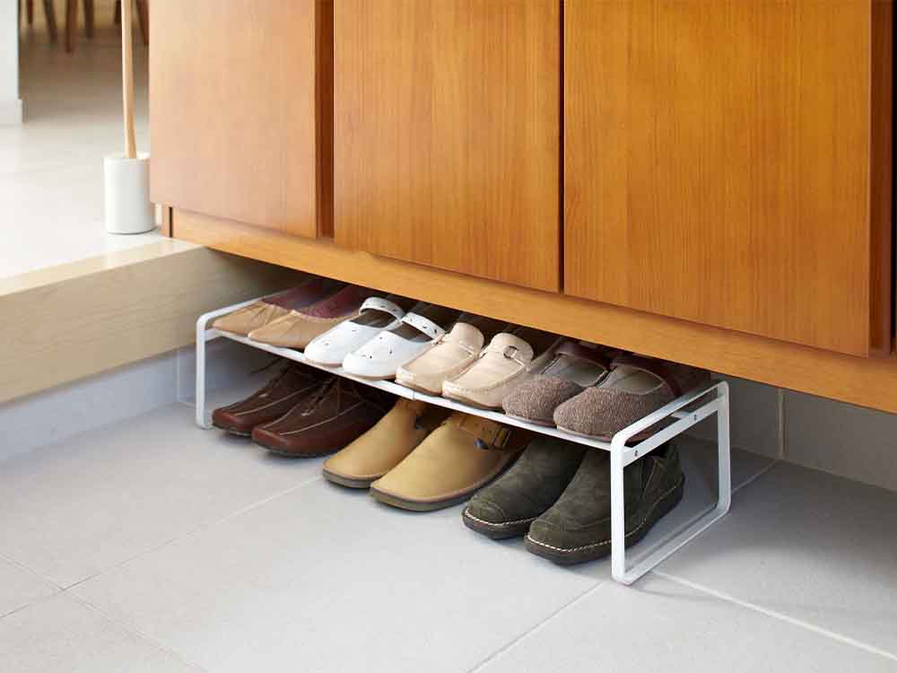 YAMAZAKI/frameの伸縮シューズラックがキッチンの棚に配置されている