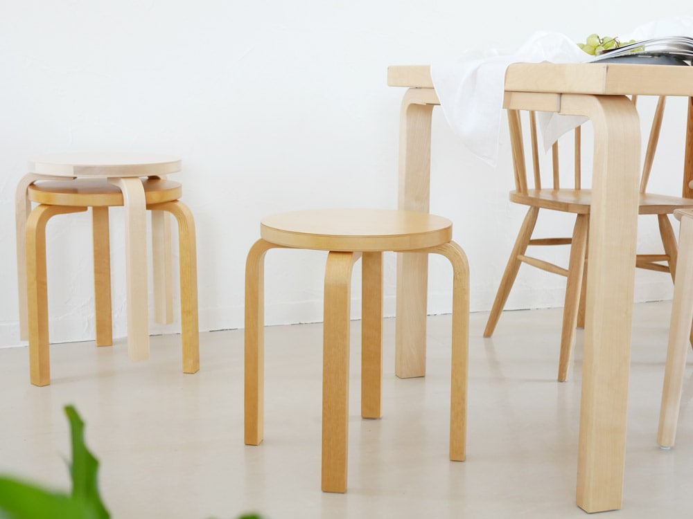 アルテックのバーチ材製木製スツール。クリアラッカー塗装が施され、アームレスト付きのデザインが特徴