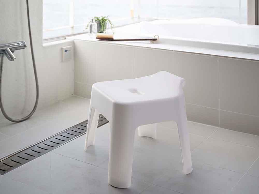 浴室に設置された引っ掛け風呂イス