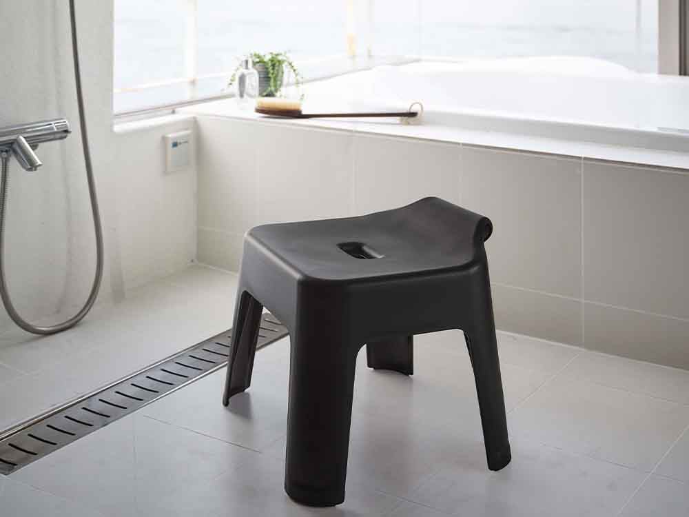 浴室に掛けられたタワー引っ掛け風呂イス