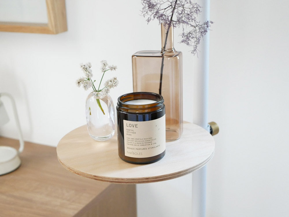 FARIBOLESのアロマキャンドルと木製テーブル