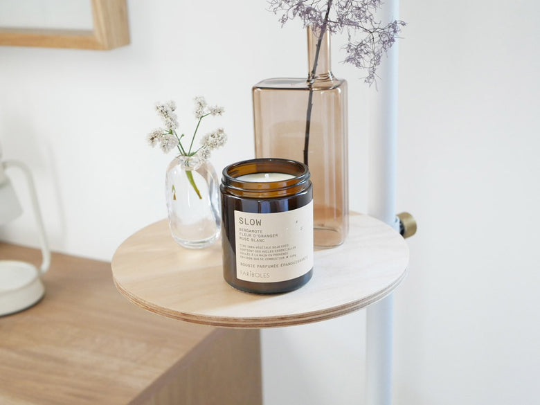 FARIBOLESアロマキャンドルと花瓶が配置されたテーブル