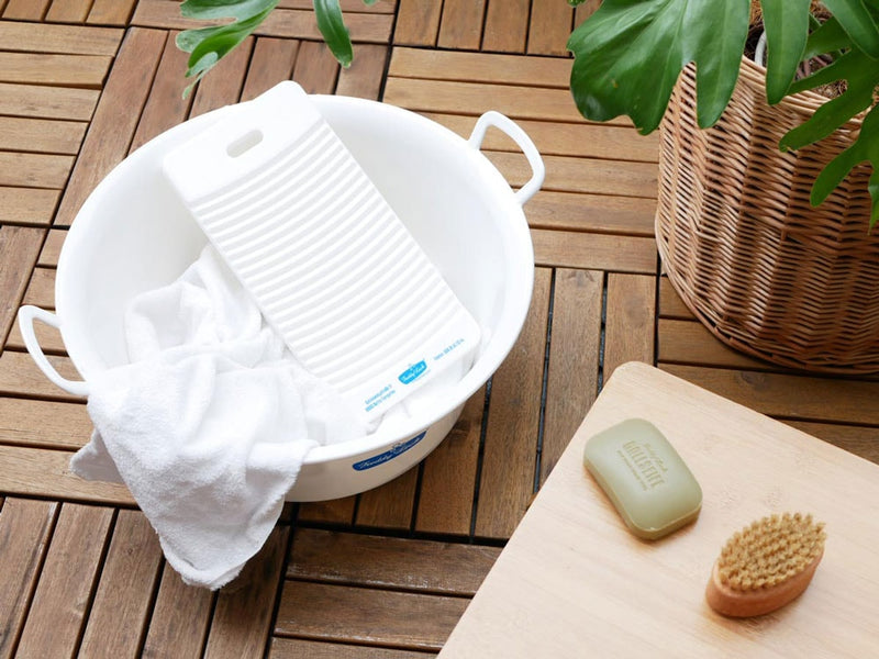 FREDDY LECKのガルザイフェ石けんと豚毛ブラシがバスケットに入っている