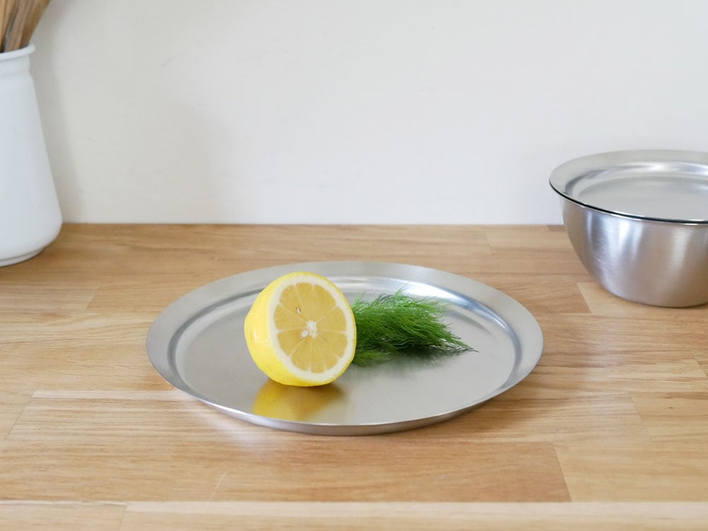 la baseの18-8ステンレス製ボウル、ざる、プレートが並んだキッチン用品セット