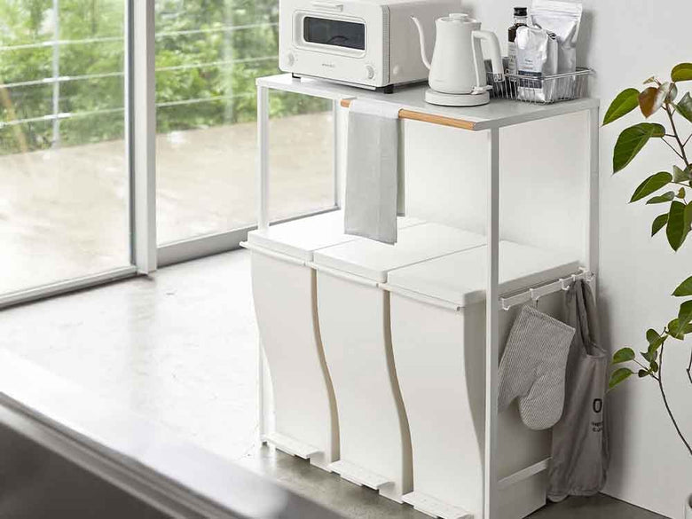 YAMAZAKI/towerの伸縮ゴミ箱上ラックに観葉植物配置