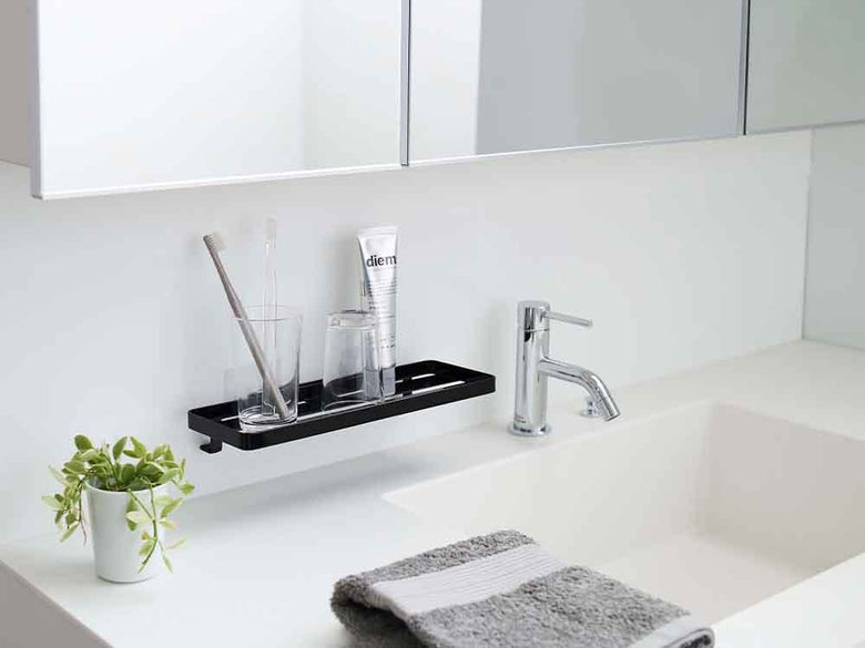 洗面台に設置されたフィルムフック付きサニタリーラック