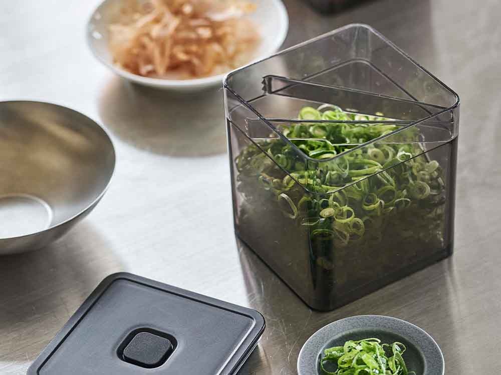 トング付き密閉保存容器がキッチントレイに置かれている