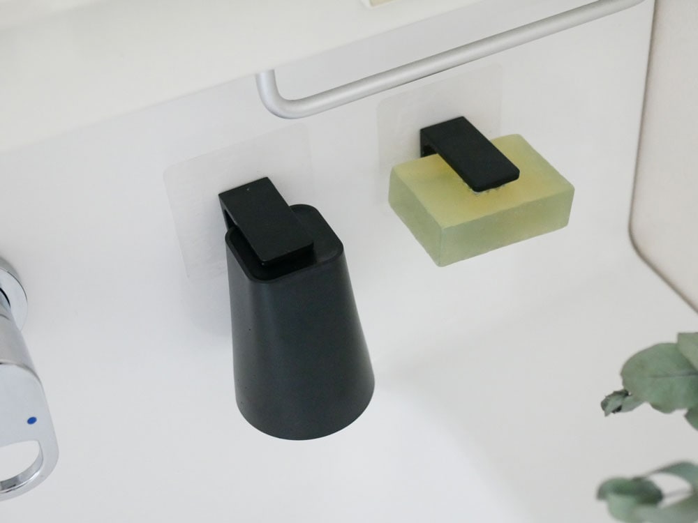 タワーのフィルムフックマグネットが壁に設置されている