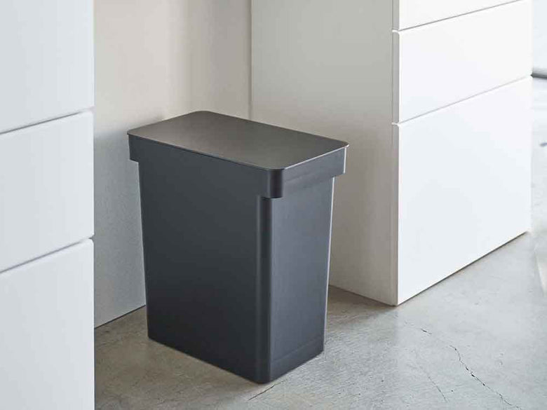 計量カップ付きプラスチック製の密閉米びつ