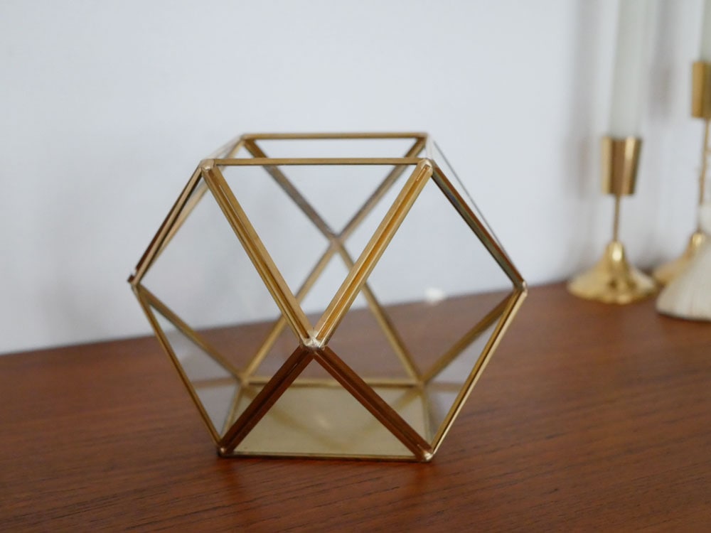 Horn Please MADEの真鍮フレームとガラスケースに展示されたフィギュア