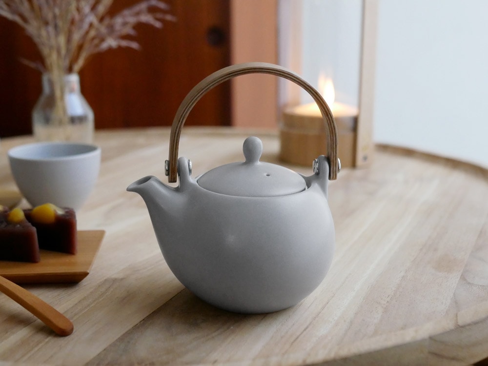 白磁の急須と蓋、木製持ち手付き