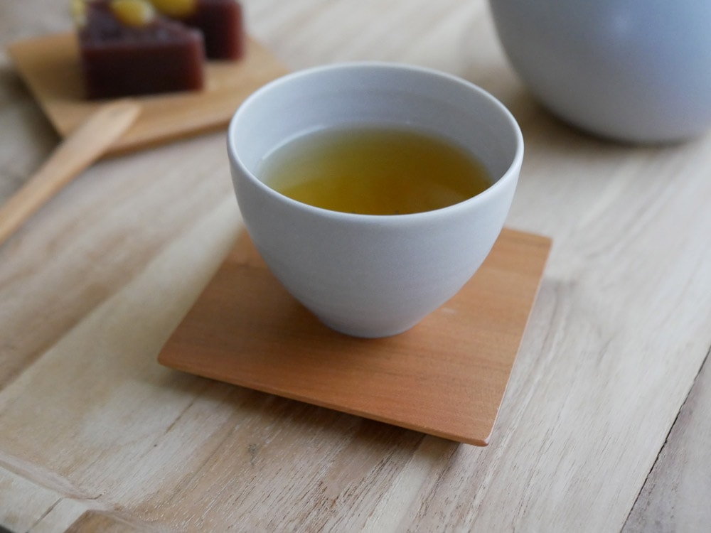 サリュー山桜茶敷と緑茶入り陶器カップ