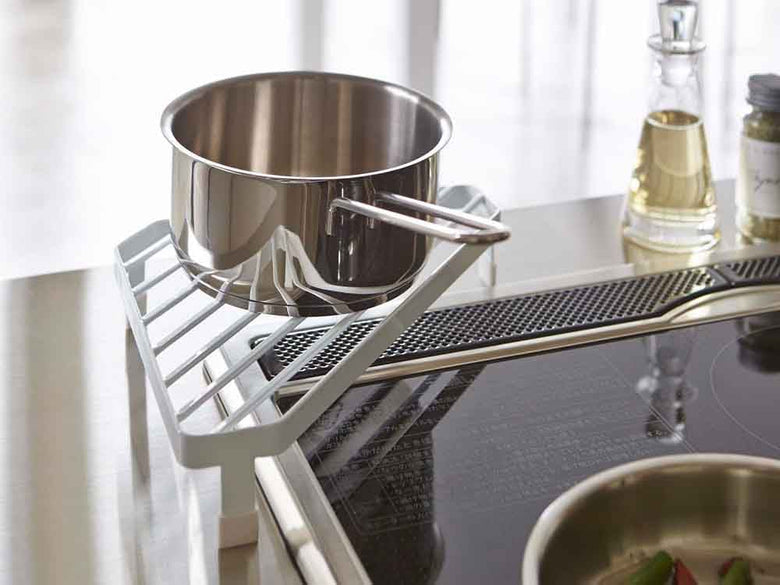 YAMAZAKIタワー製の銀色メッシュトレイとハンドル付きコンロコーナーラック。キッチン用調理器具。