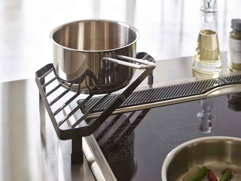 YAMAZAKI/tower製シルバー色メッシュハンドル付きコンロコーナーラック。キッチン用の収納アクセサリー