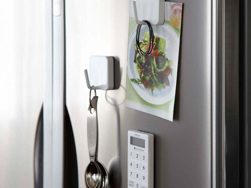 YAMAZAKI/towerのマグネットフック。スチール製で磁石付き、サイズ約4.8×3.3×4.8cm。キッチンやオフィスで小物を吊り下げるのに最適です。