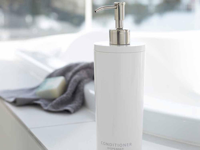 YAMAZAKI/tosca製タワー式ツーウェイディスペンサー ラウンドタイプ、500ml容量のABS樹脂ボトルとステンレスポンプ、キッチンシンクに設置