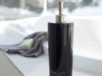 YAMAZAKI/tosca製「ツーウェイディスペンサー ラウンド」。ABS樹脂とステンレス製のポンプを使用した500ml容量の液体用ソープディスペンサーで、バスルームや洗面所に最適です。
