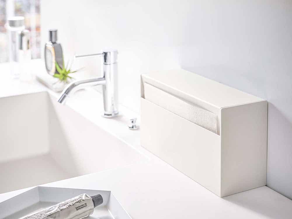 浴室に設置されたYAMAZAKI/towerのウォールペーパーホルダー