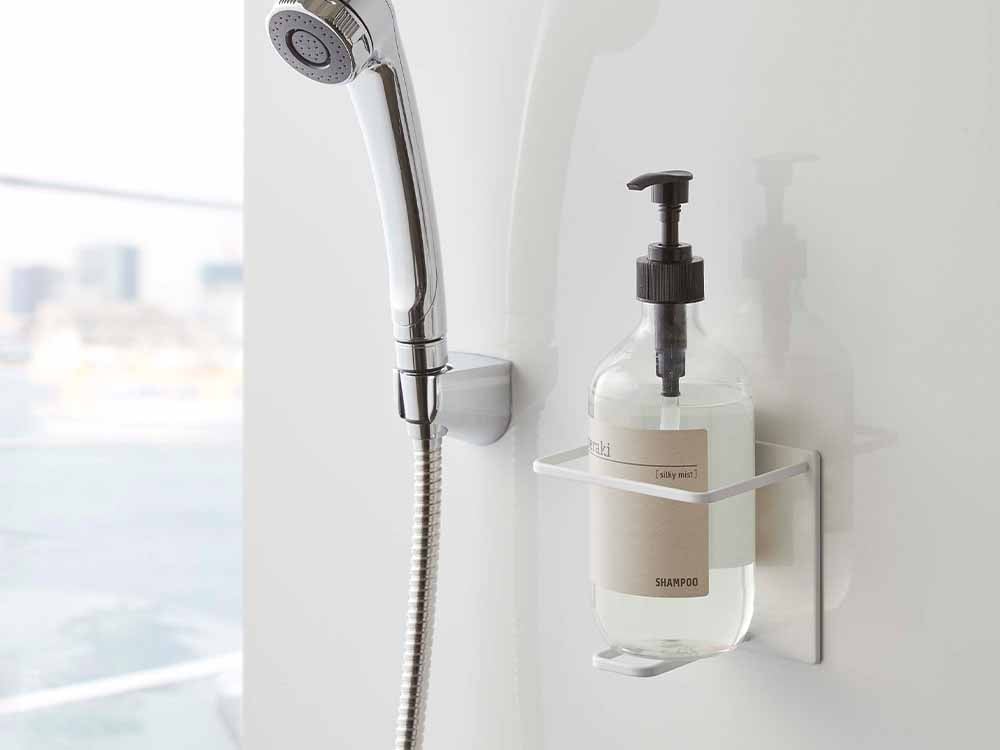 洗面台に設置されたマグネットボトルホルダー