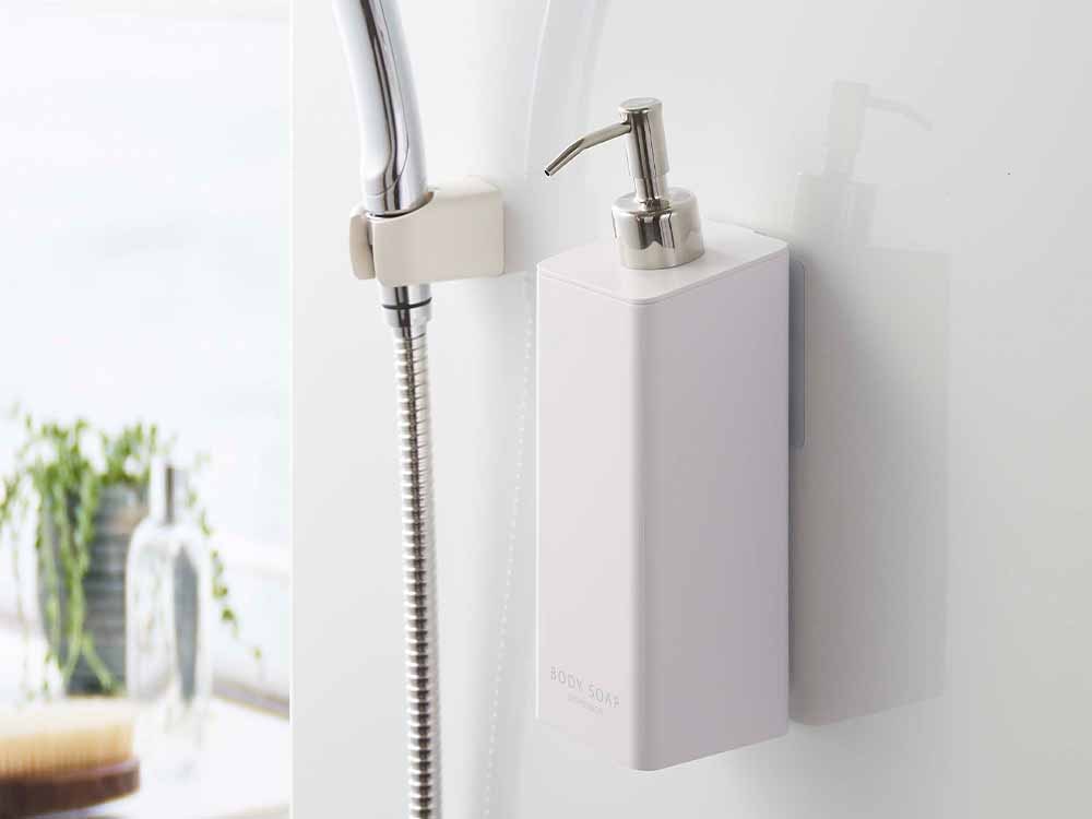 バスルームに置かれたYAMAZAKIタワー式フィルムフックディスペンサー