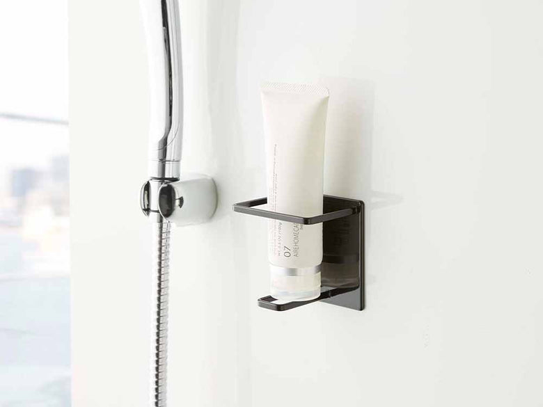 タワーのマグネットバスルームホルダー設置中