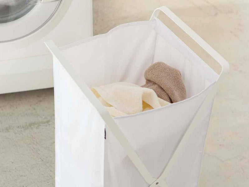 YAMAZAKI/towerのランドリーバスケット。プラスチック製でハンドル付きの収納用バスケット。