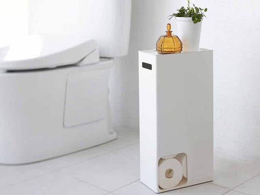 YAMAZAKIタワー製スチールトイレットペーパーストッカーに8ロールのトイレットペーパーが収納されているバスルームの様子