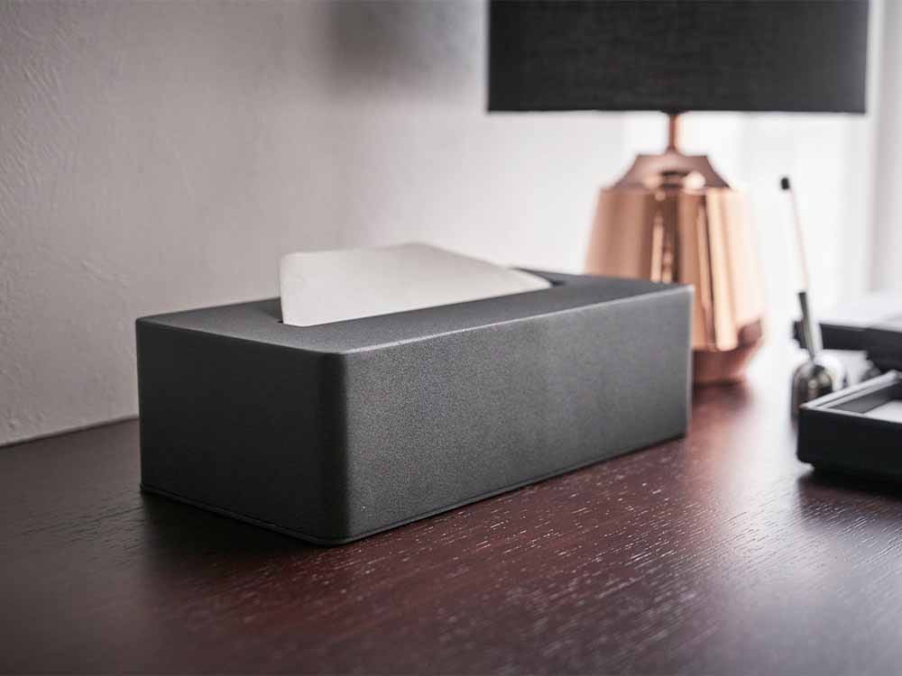 シンプルな銀色のタワー型ティッシュボックス