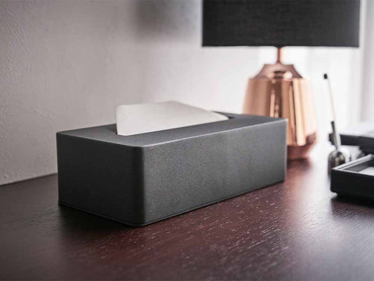 シンプルな銀色のタワー型ティッシュボックス