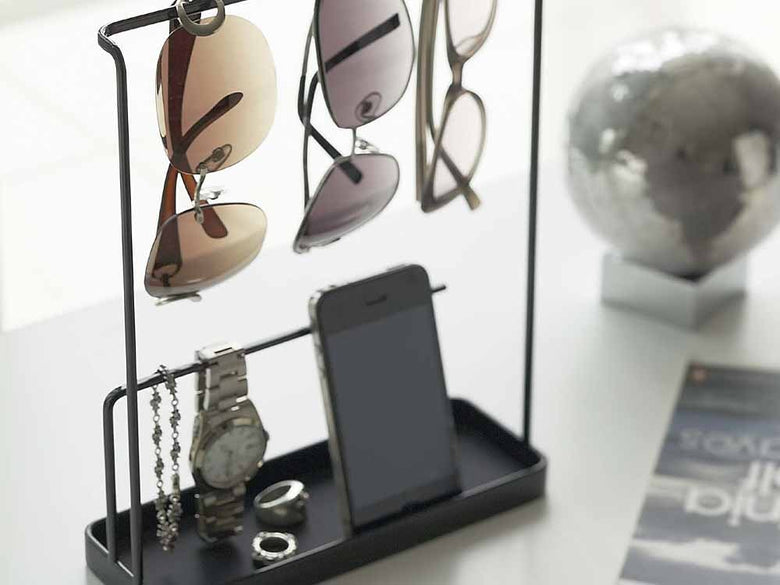 YAMAZAKIタワーのサングラスとアクセサリースタンド