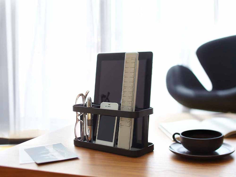 YAMAZAKIタワー製『tosca/トスカ』タブレット＆リモコンラック。スチール製のオフィス用スタンドで、タブレットやリモコンを整理可能。