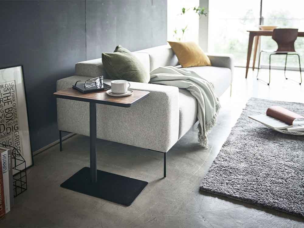 自然素材のソファとコーヒーテーブルを備えたリビングルーム