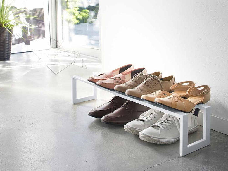 YAMAZAKI/LINEのスチール製伸縮シューズラック1段、約4〜6足の靴を収納できる整理棚