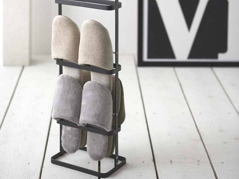 Yamazaki/towerの灰色スチール製スリッパラック