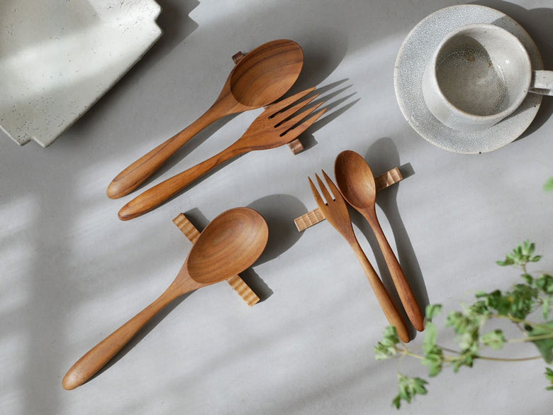 チーク材カトラリーレストにスプーン